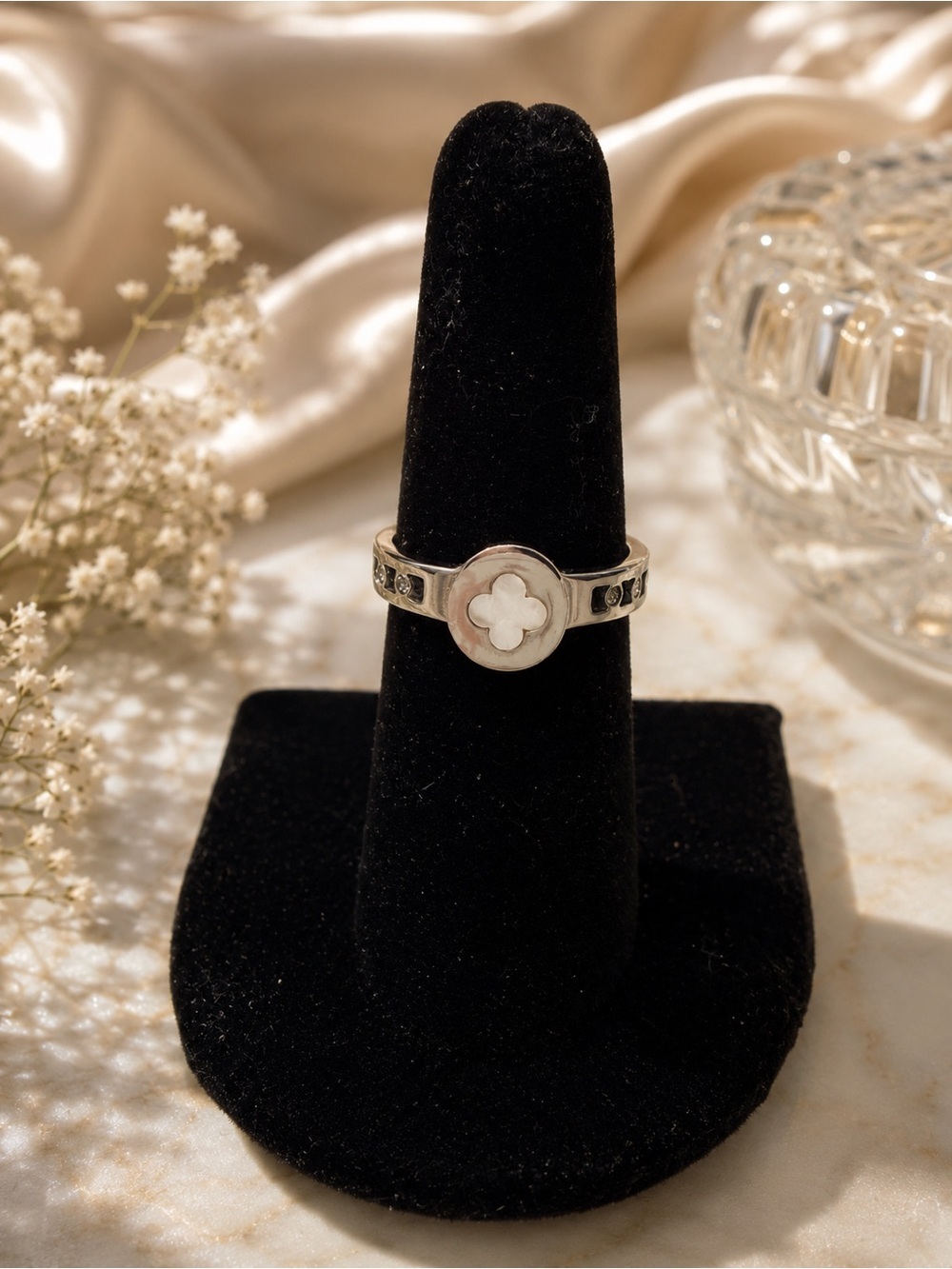 Mother of Pearl Clover Stainless Steel Ring – Size 7 – Tarnish Resistant
